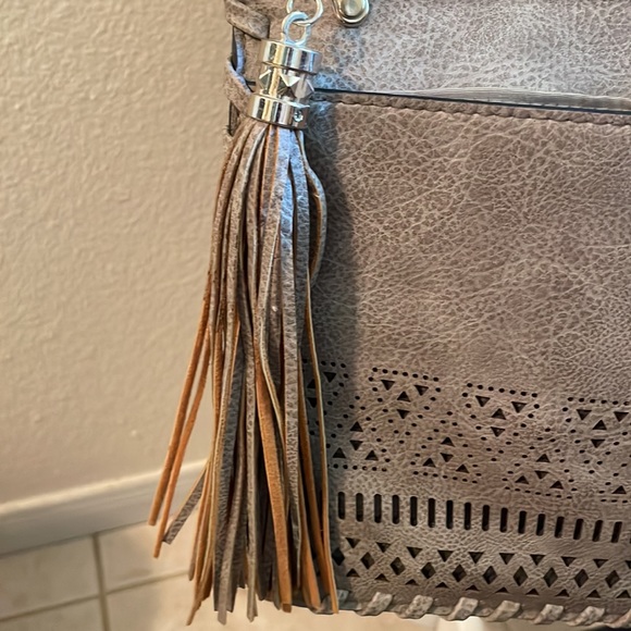 Eam Forever Tan with fringe wicker patterned clutch / crossbody with gold chain - Picture 3 of 10